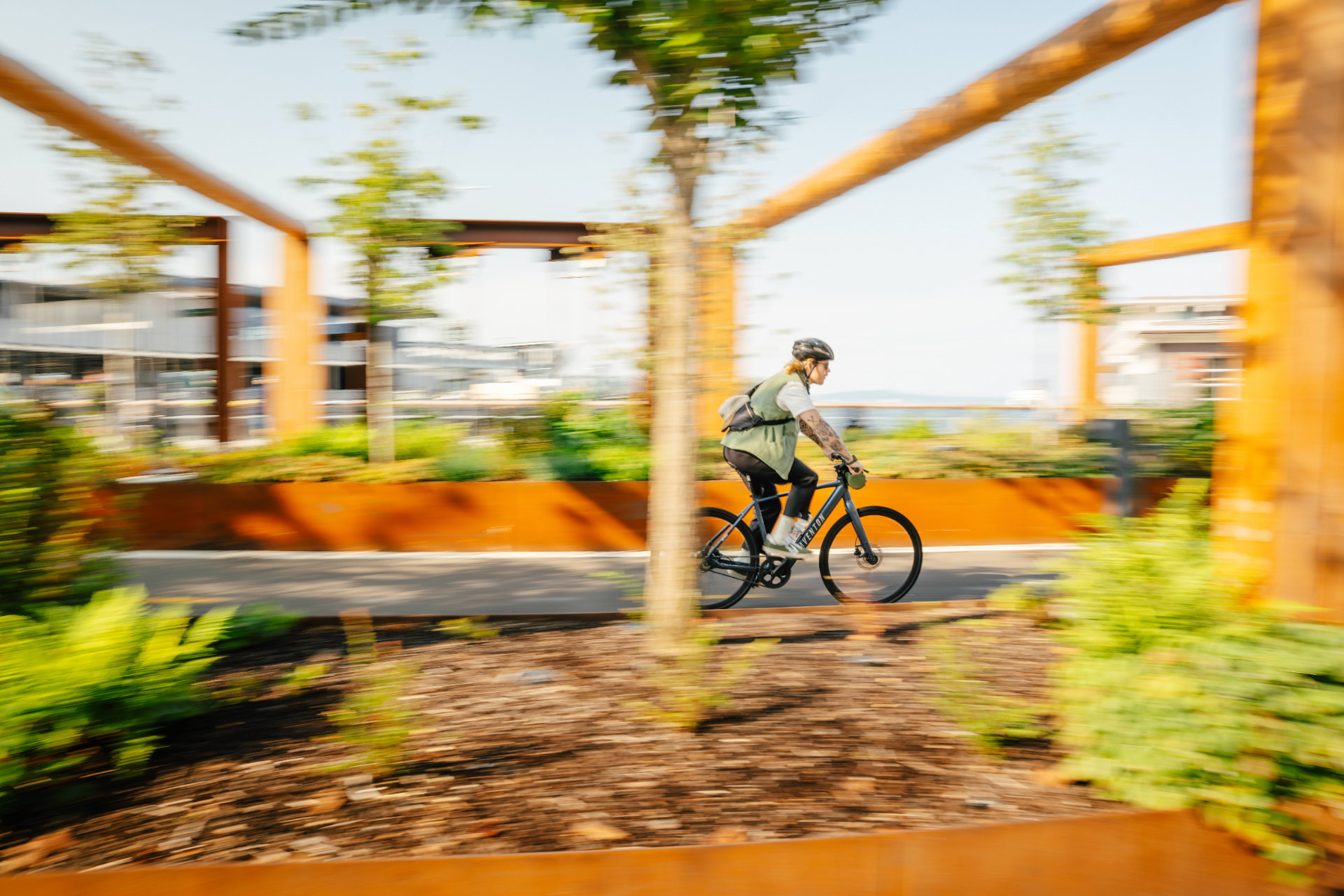 Ciclista Aventon en movimiento sobre una bicicleta eléctrica en un entorno urbano