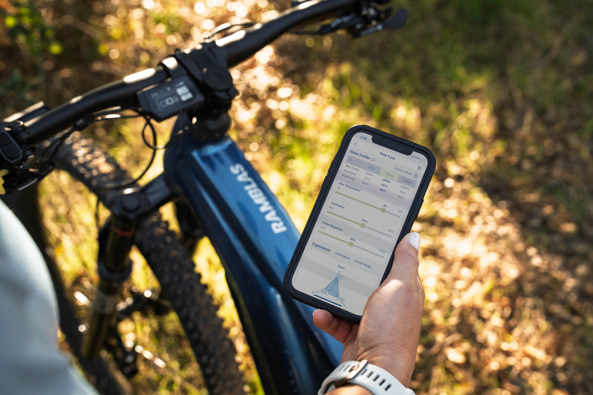 Display digital montado en el manillar de una bicicleta eléctrica en movimiento